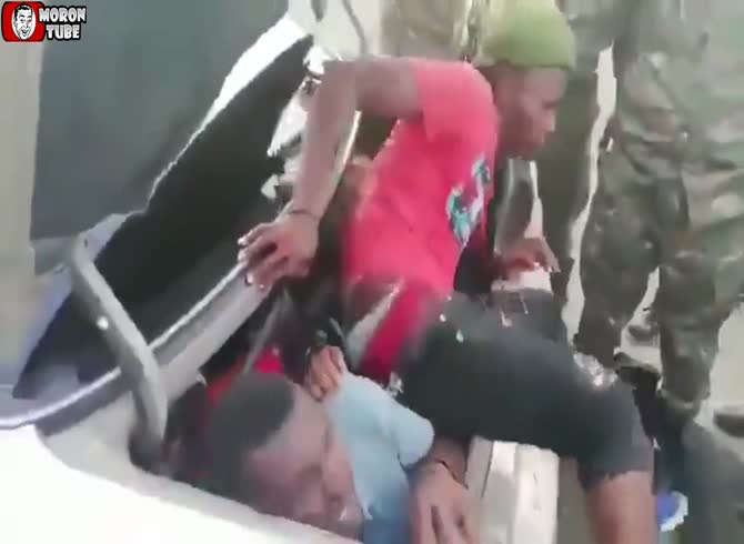 Video :At the border, a vehicle full of immigrants is halted
